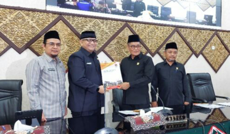 Ketua DPRD Padang Syafrial Kani menyerahkan pandangan persetujuan fraksi atas LKPJ Walikota tahun 2022.